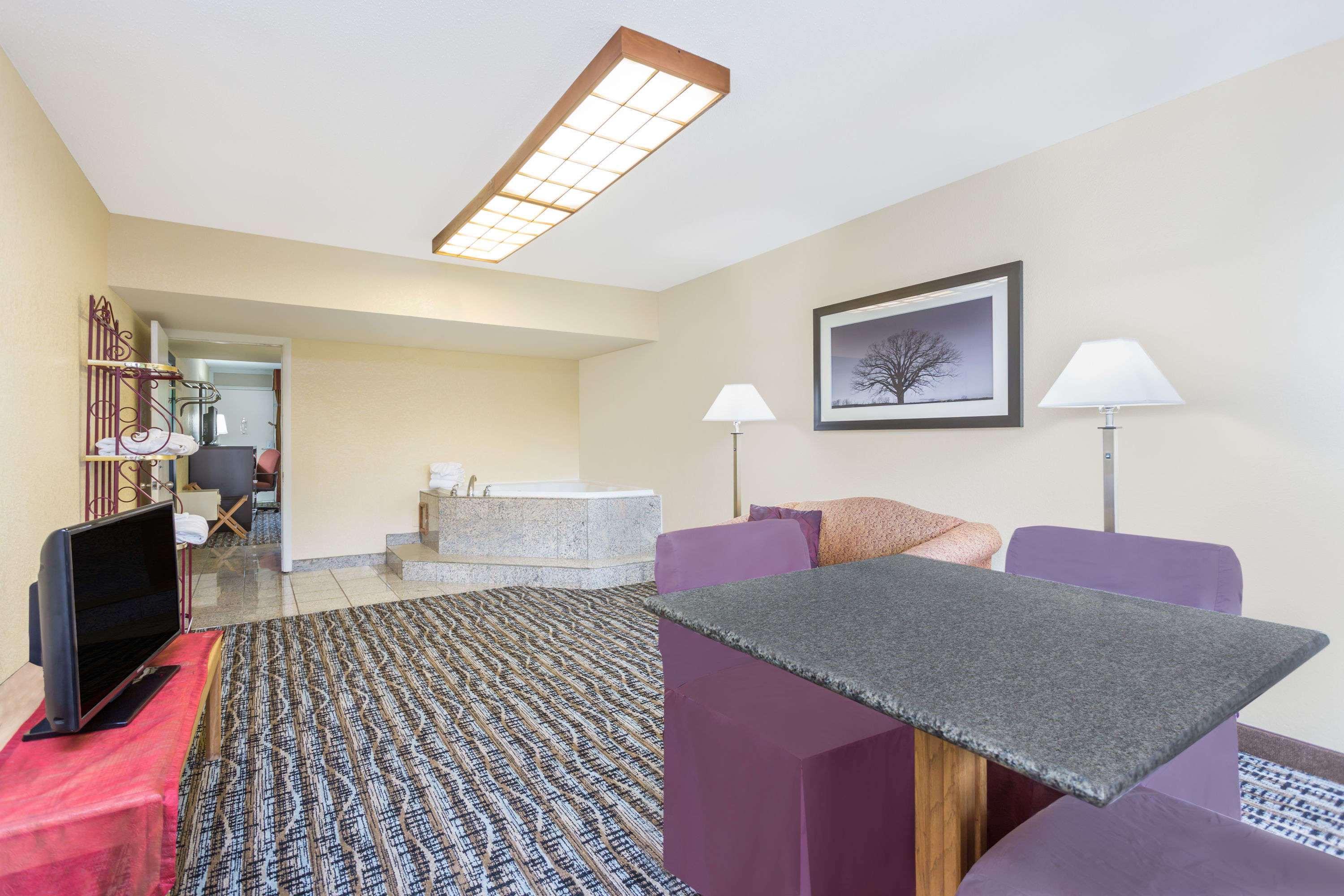Days Inn By Wyndham Asheville/Mall Exterior foto